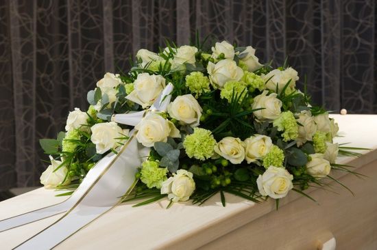 fiori su cofano funebre