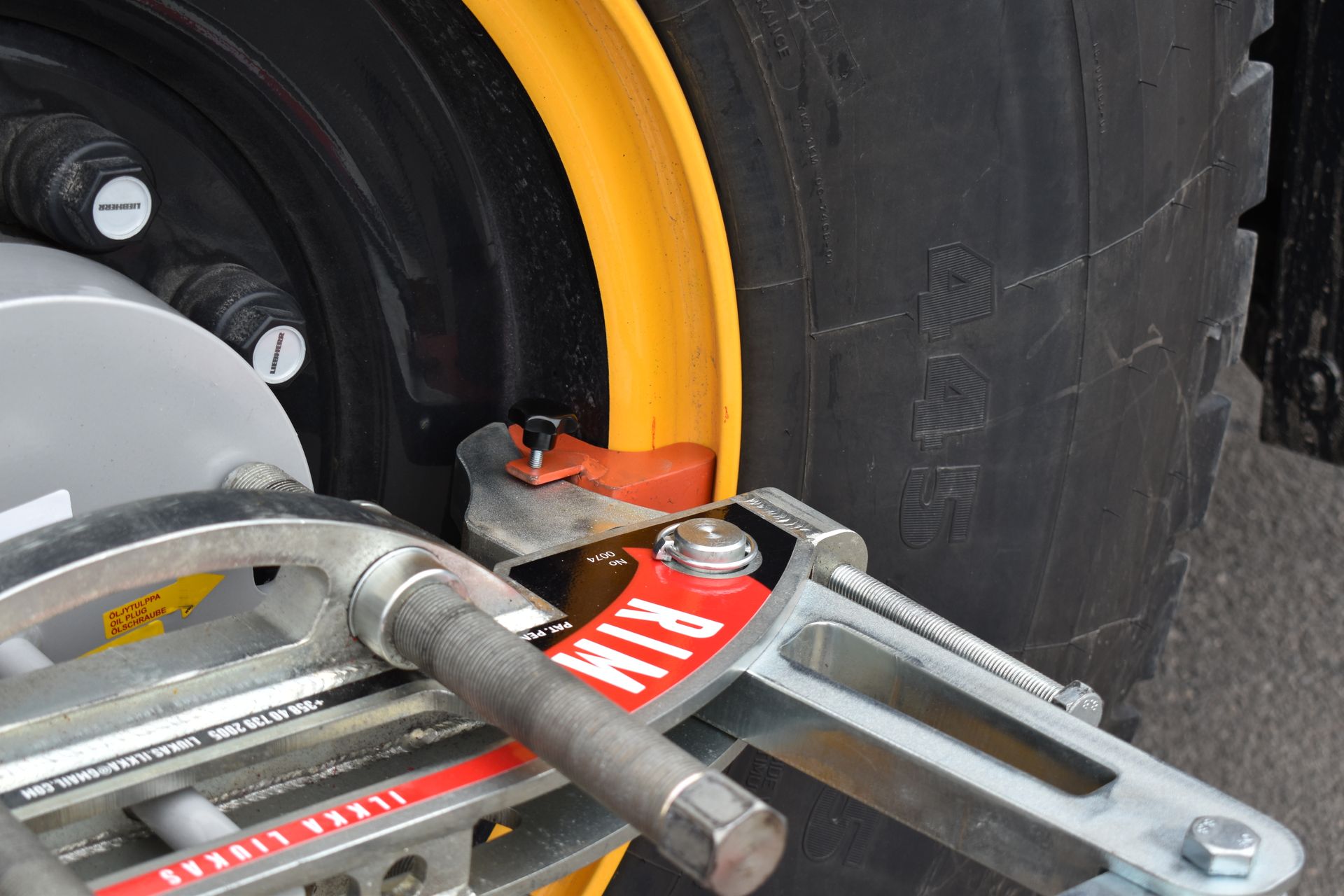 Lähikuva renkaasta, johon on kiinnitetty Rim Wizard -työkalu.