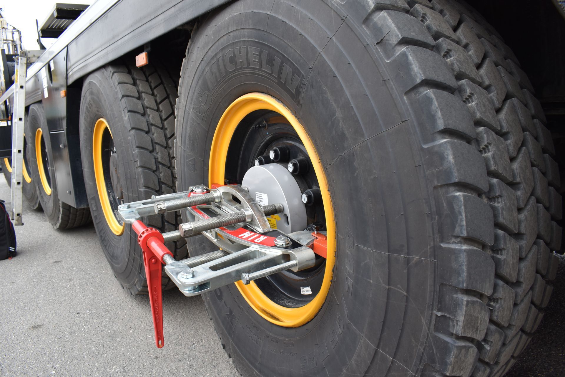 Lähikuva ajoneuvonosturin renkaista, joissa on kiinni Vanne Welho -työkalu.