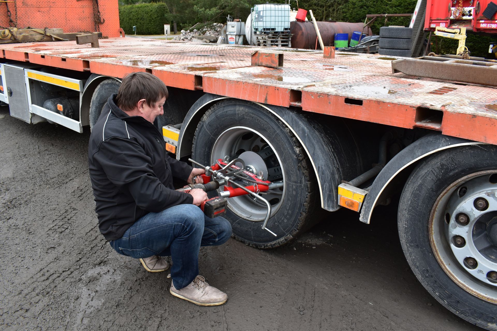 Mies vaihtaa rengasta Pikku Welhon avulla lavettiin.