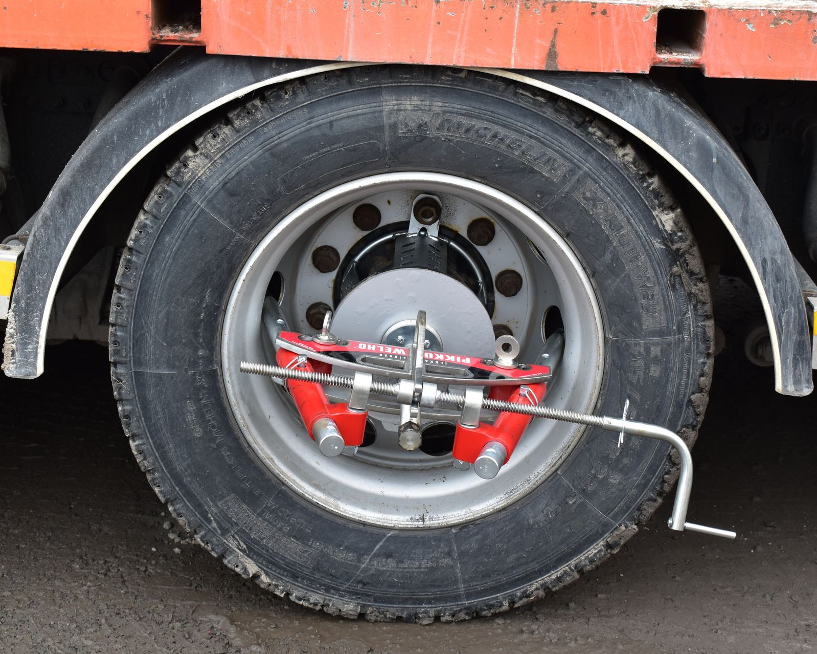 Lähikuva kuorma-auton renkaasta, johon on kiinnitetty Pikku Welho.