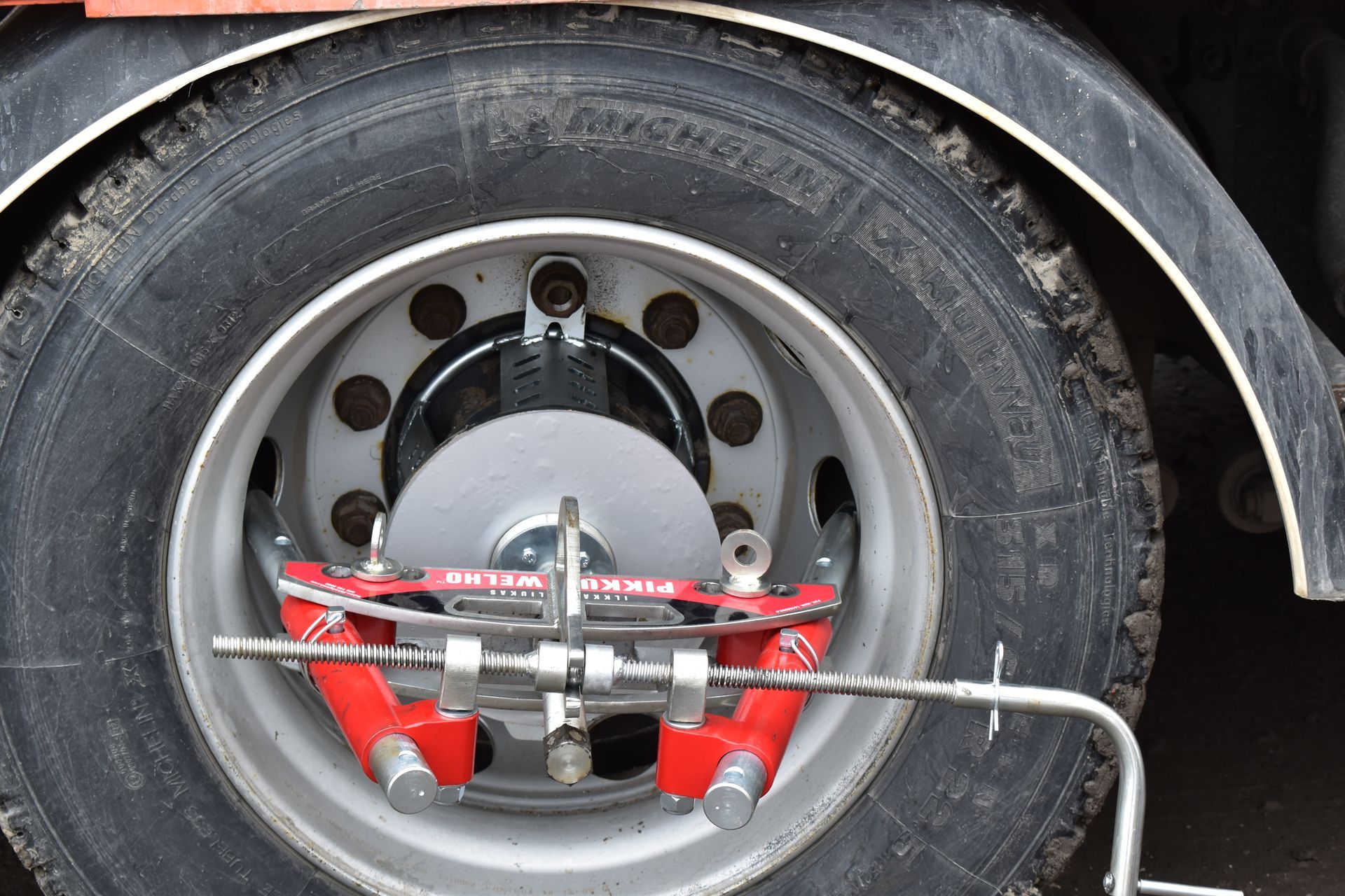 Lähikuva kuorma-auton renkaasta, johon on kiinnitetty Pikku Welho.