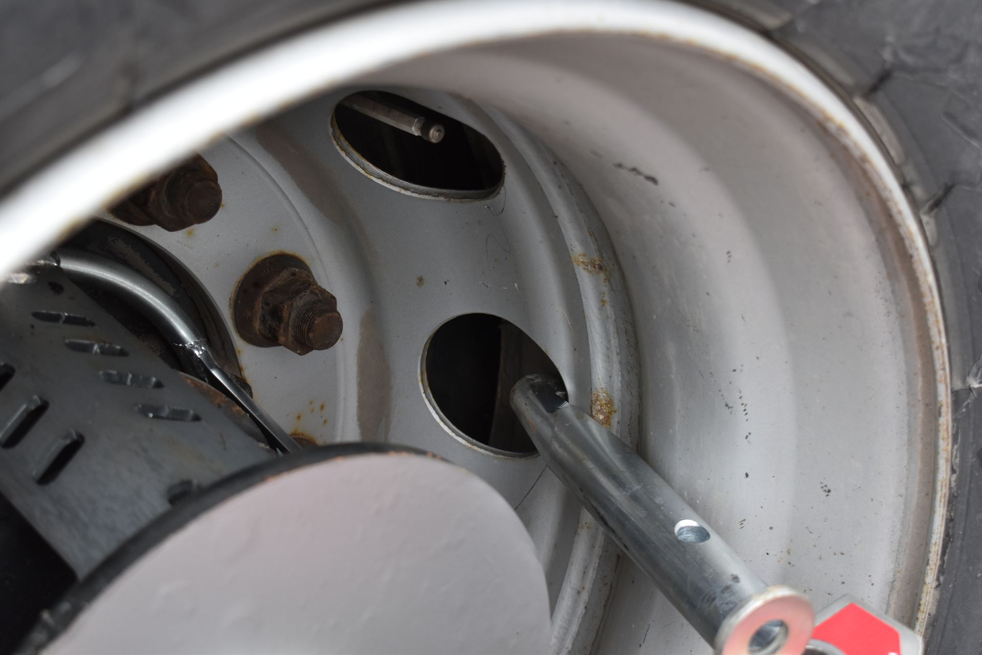 Lähikuva kuorma-auton renkaasta, johon on kiinnitetty Pikku Welho.