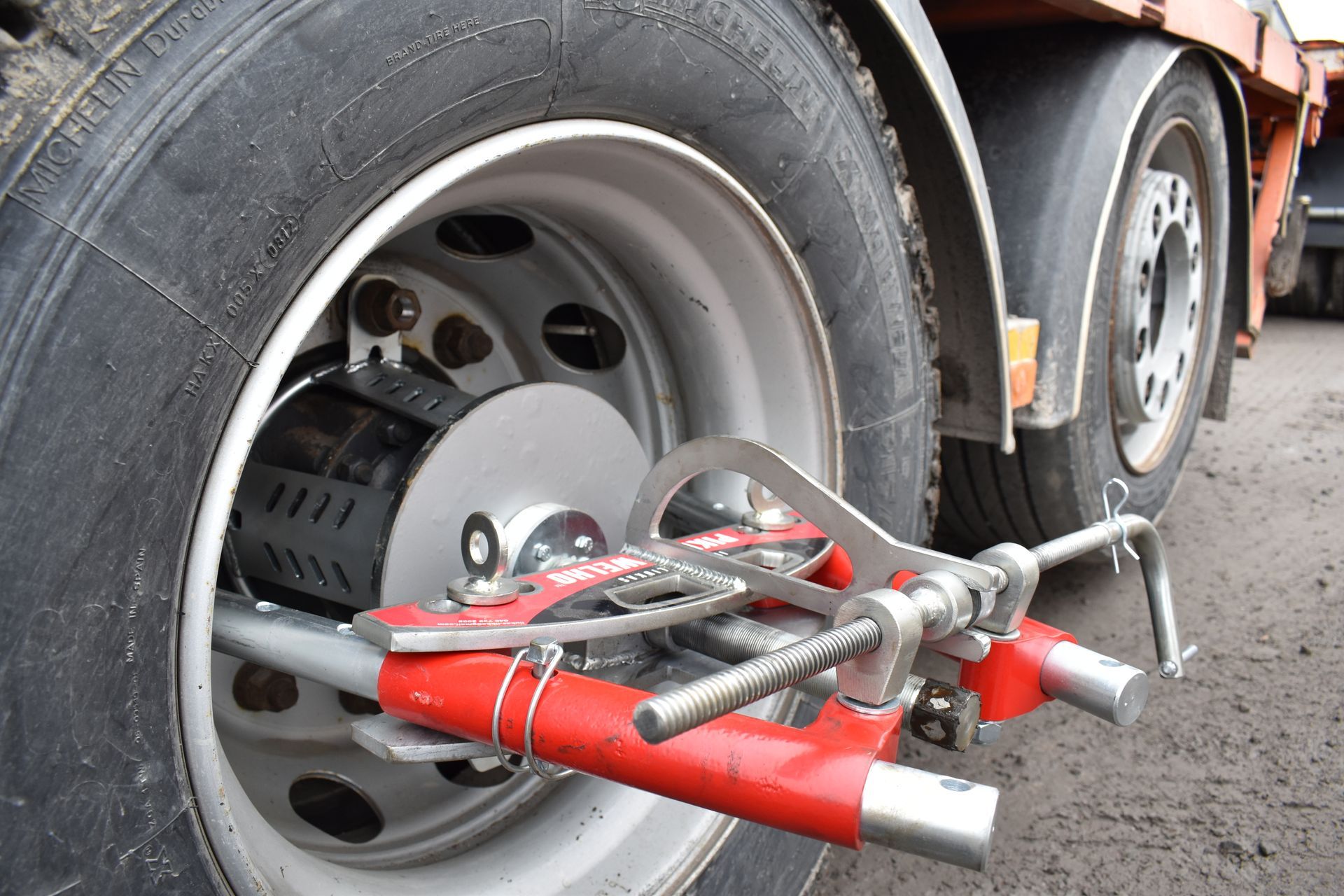 Lähikuva kuorma-auton renkaasta, johon on kiinnitetty Pikku Welho.