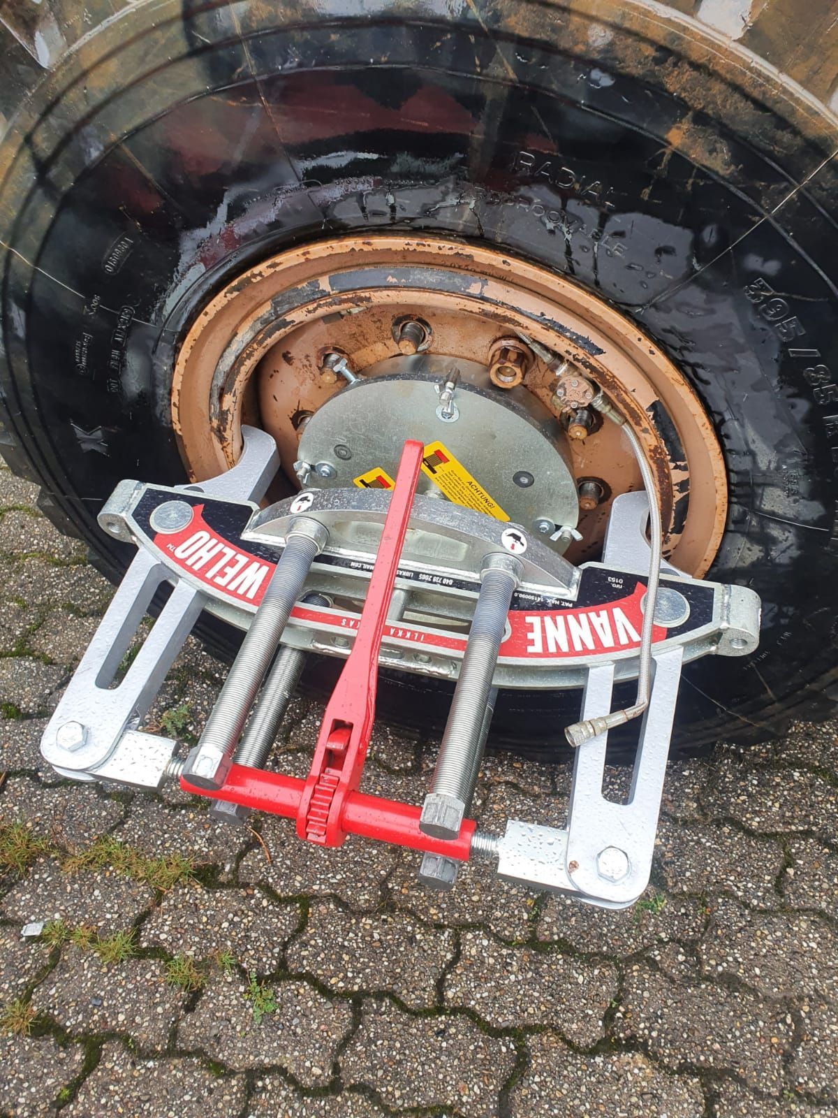 Lähikuva renkaasta, jossa on erikoisversio Rim Wizard -työkalusta