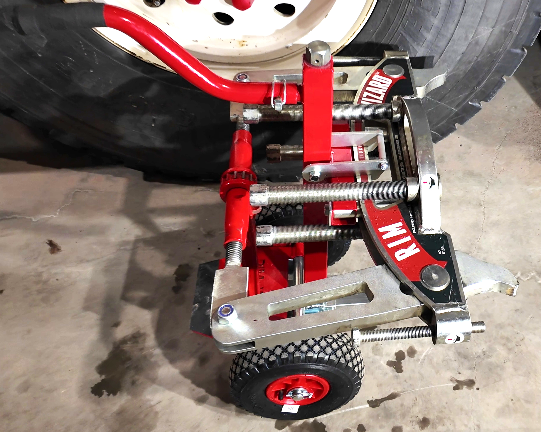 Lähikuva renkaasta, jossa erikoisversio Rim Wizard -työkalusta