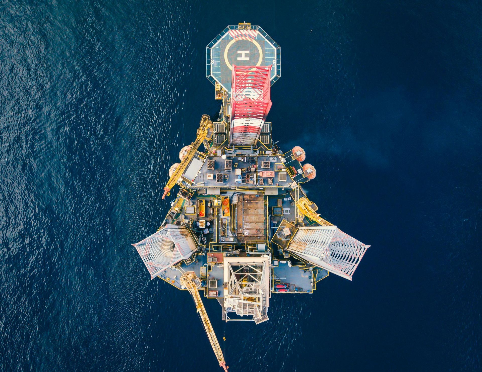 An aerial view of an oil rig in the middle of the ocean