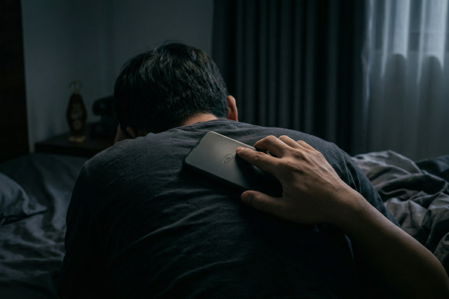 Dấu hiệu ngoại tình rõ nhất là thường xuyên đổi mật khẩu và giấu kín điện thoại