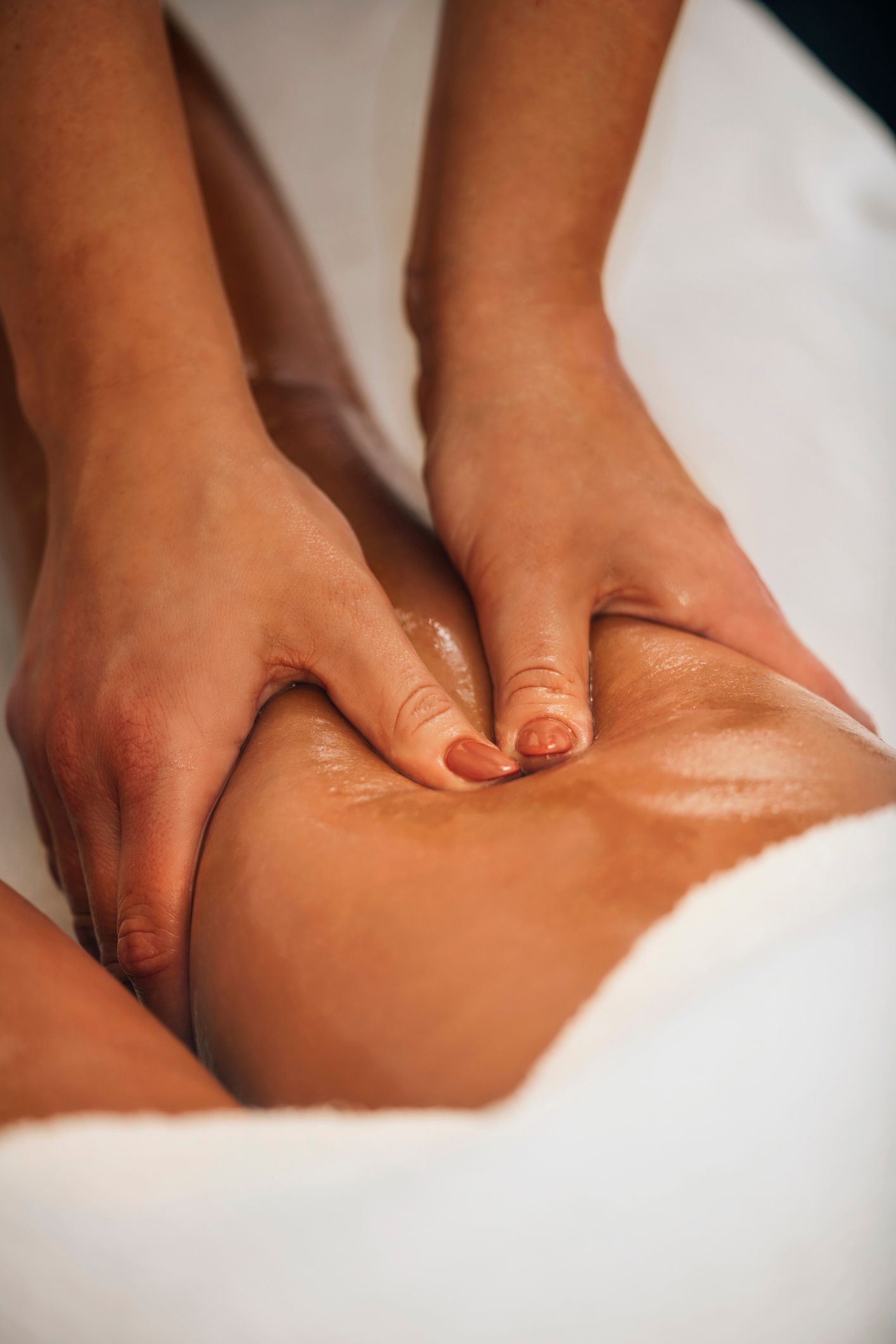 Una donna si sta facendo fare un massaggio in una spa.