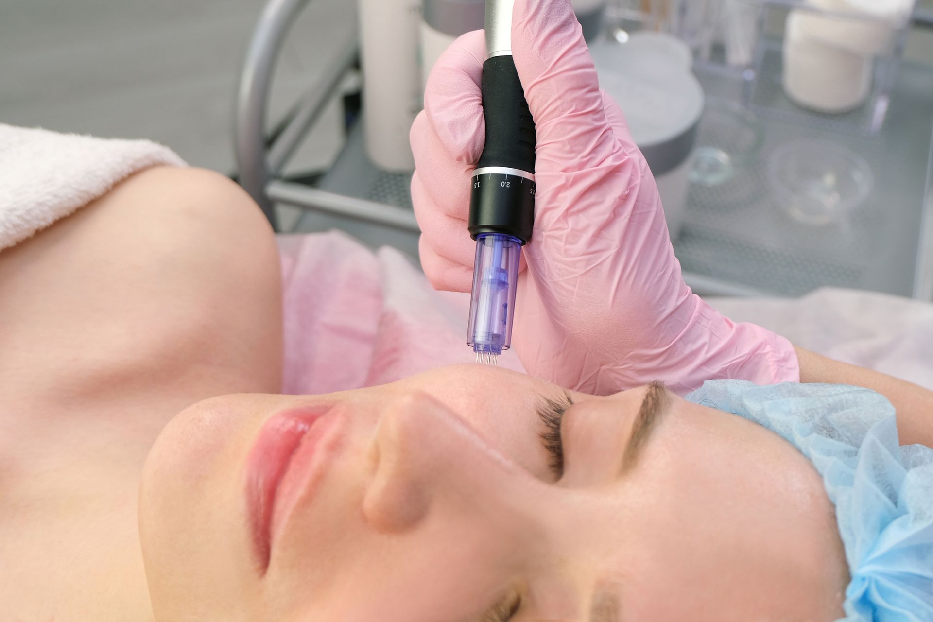 Una donna si sta sottoponendo a un trattamento per il viso in un salone di bellezza.