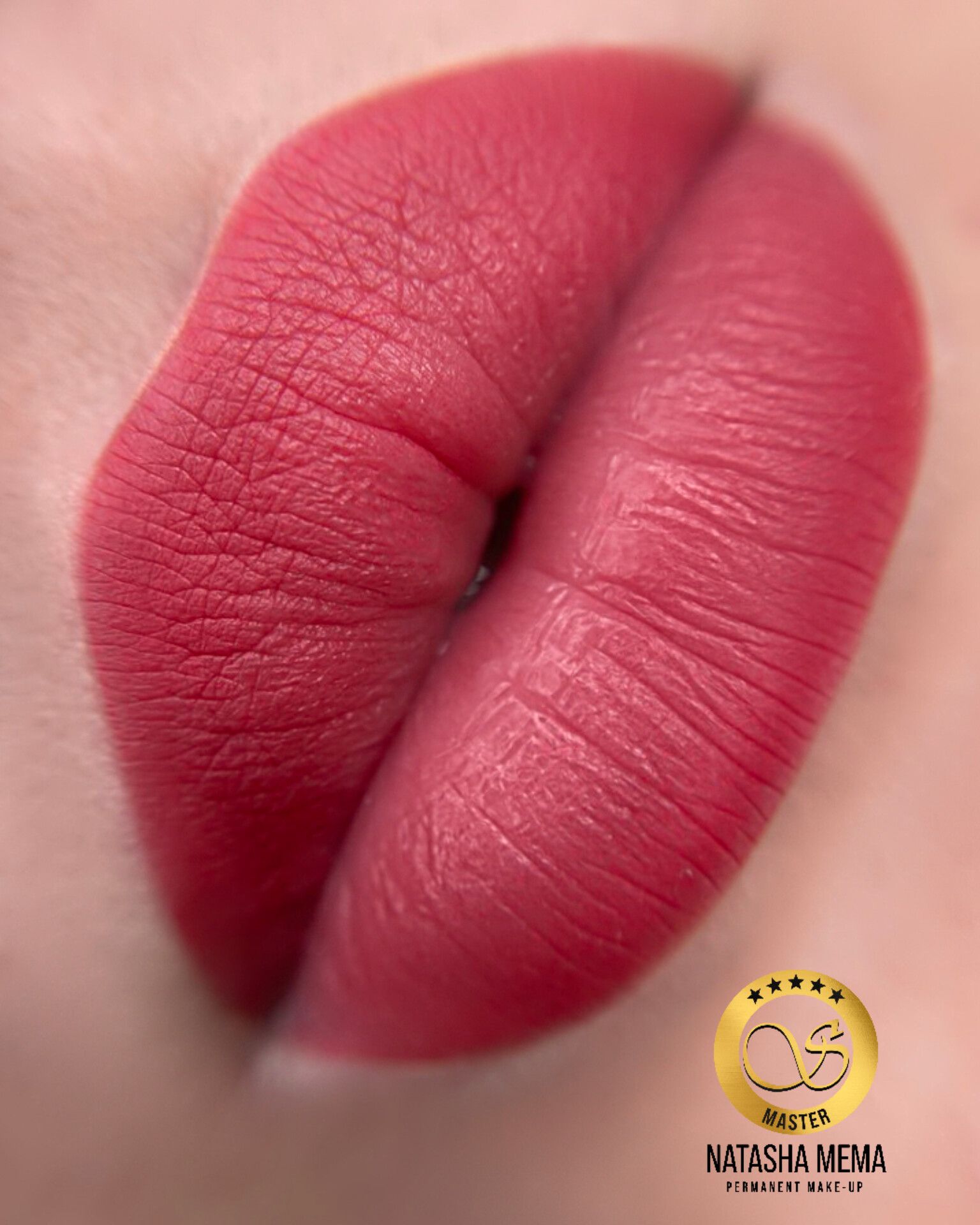 Un primo piano delle labbra di una donna con rossetto rosso.