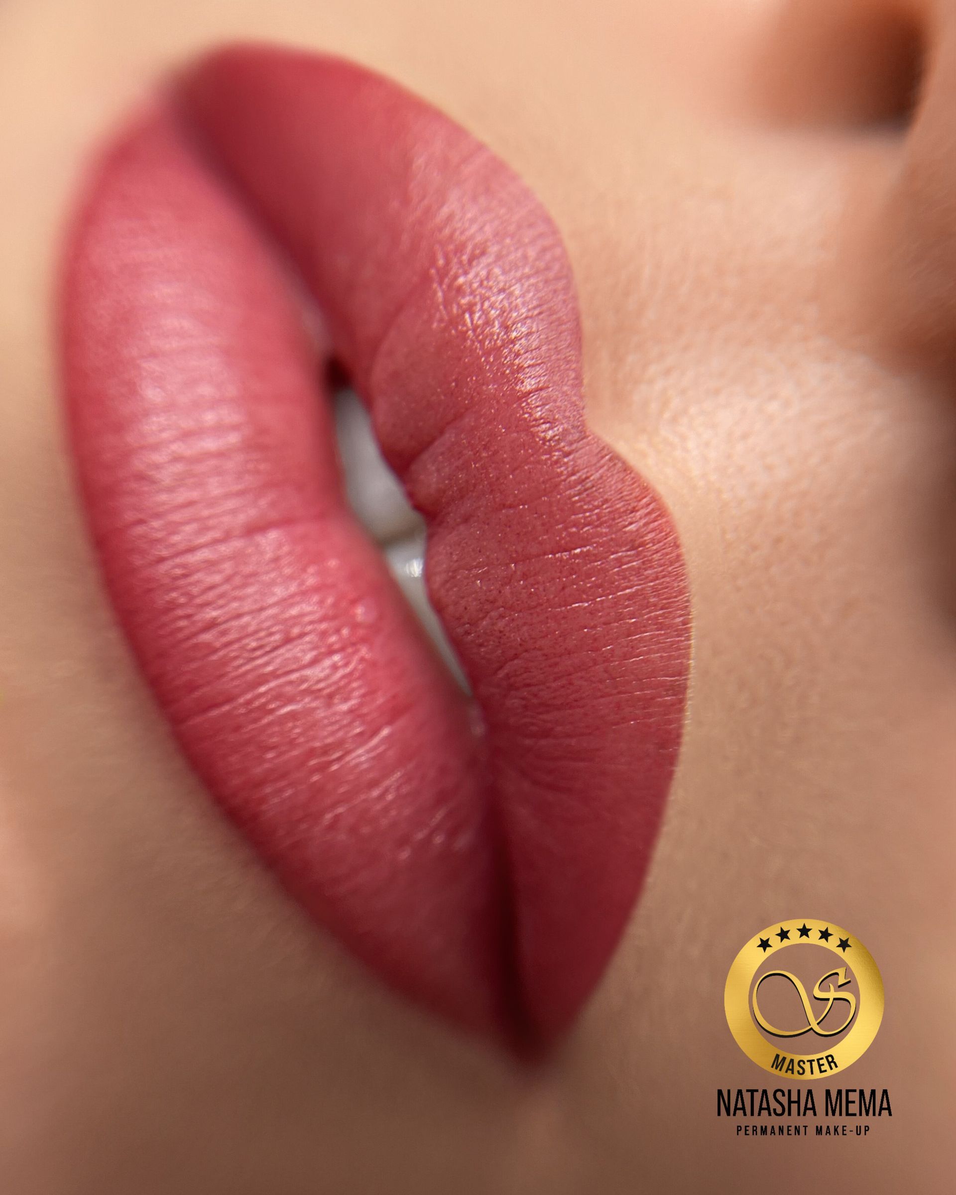 Un primo piano delle labbra di una donna con rossetto rosso