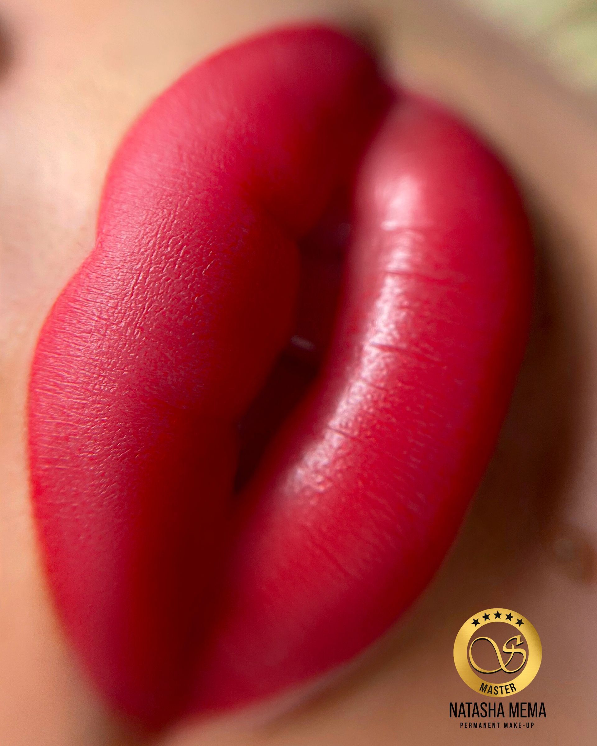 Un primo piano delle labbra di una donna con rossetto rosso.