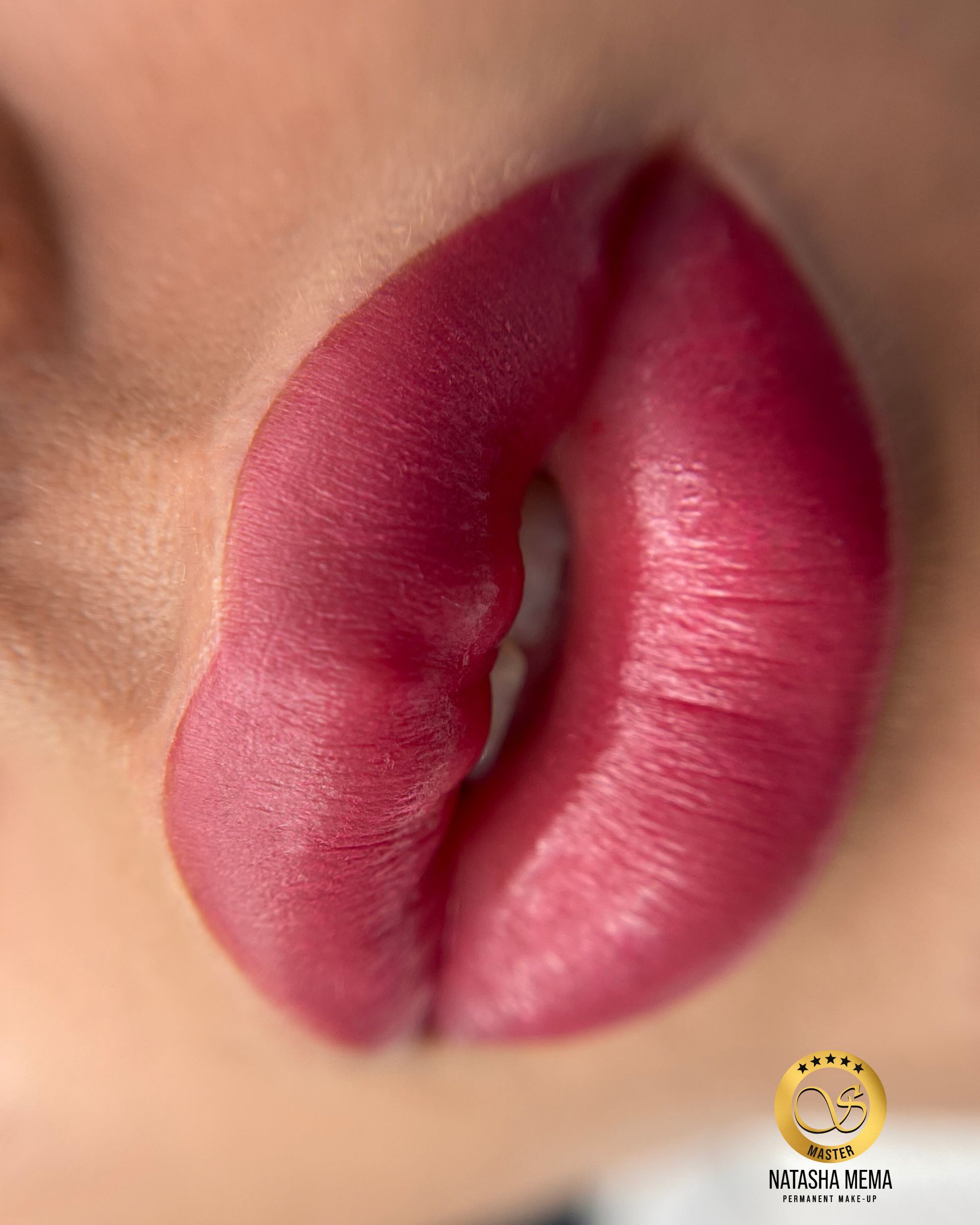 Un primo piano delle labbra di una donna con rossetto rosa.