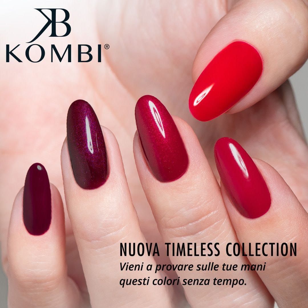 Una mano di donna con unghie rosse e la scritta nuova timeless collection