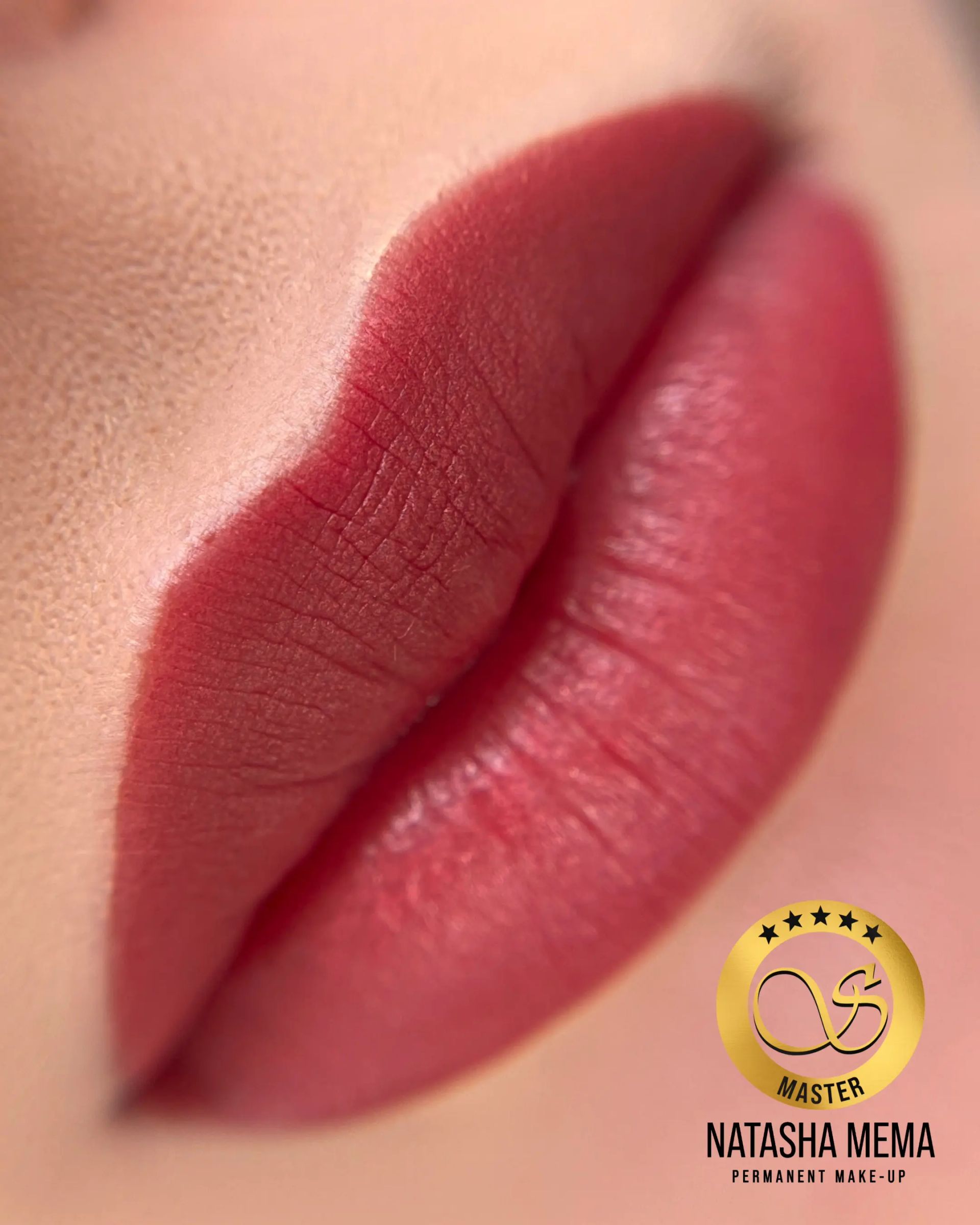 Un primo piano delle labbra di una donna con rossetto rosso.