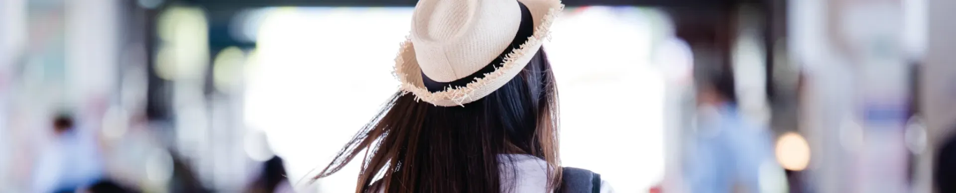 Uma estrada que atravessa uma floresta com árvores dos dois lados.