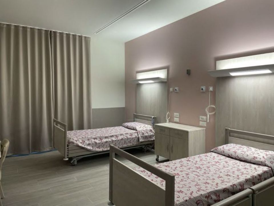 Accogliente camera doppia con letti singoli in RSA