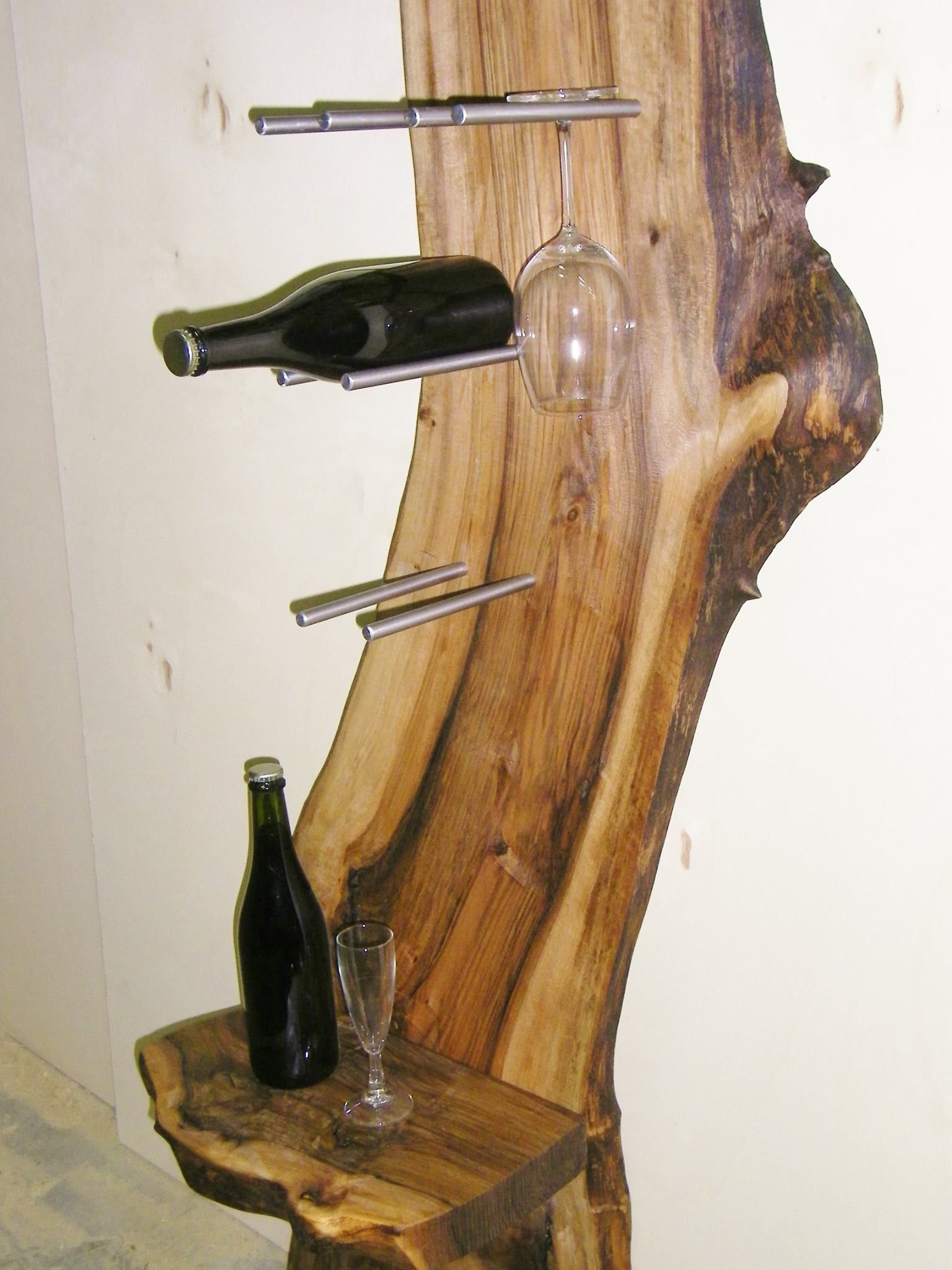 Portabottiglie in legno con bottiglia, bicchiere e bicchieri da vino.
