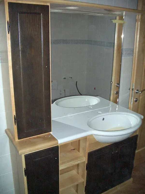 Mobile bagno con due lavandini, mobili in legno bicolore e grande specchio.