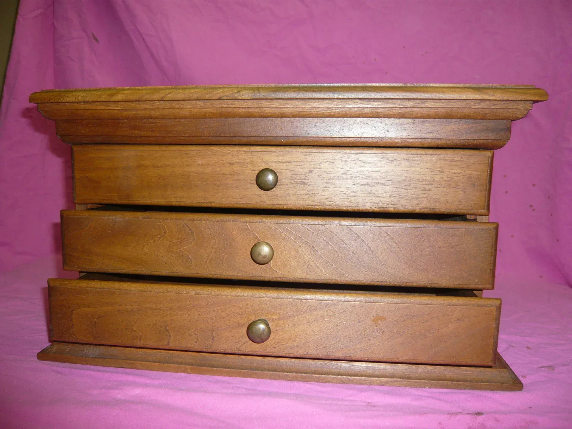 Portagioie in legno con tre cassetti e pomelli in ottone.