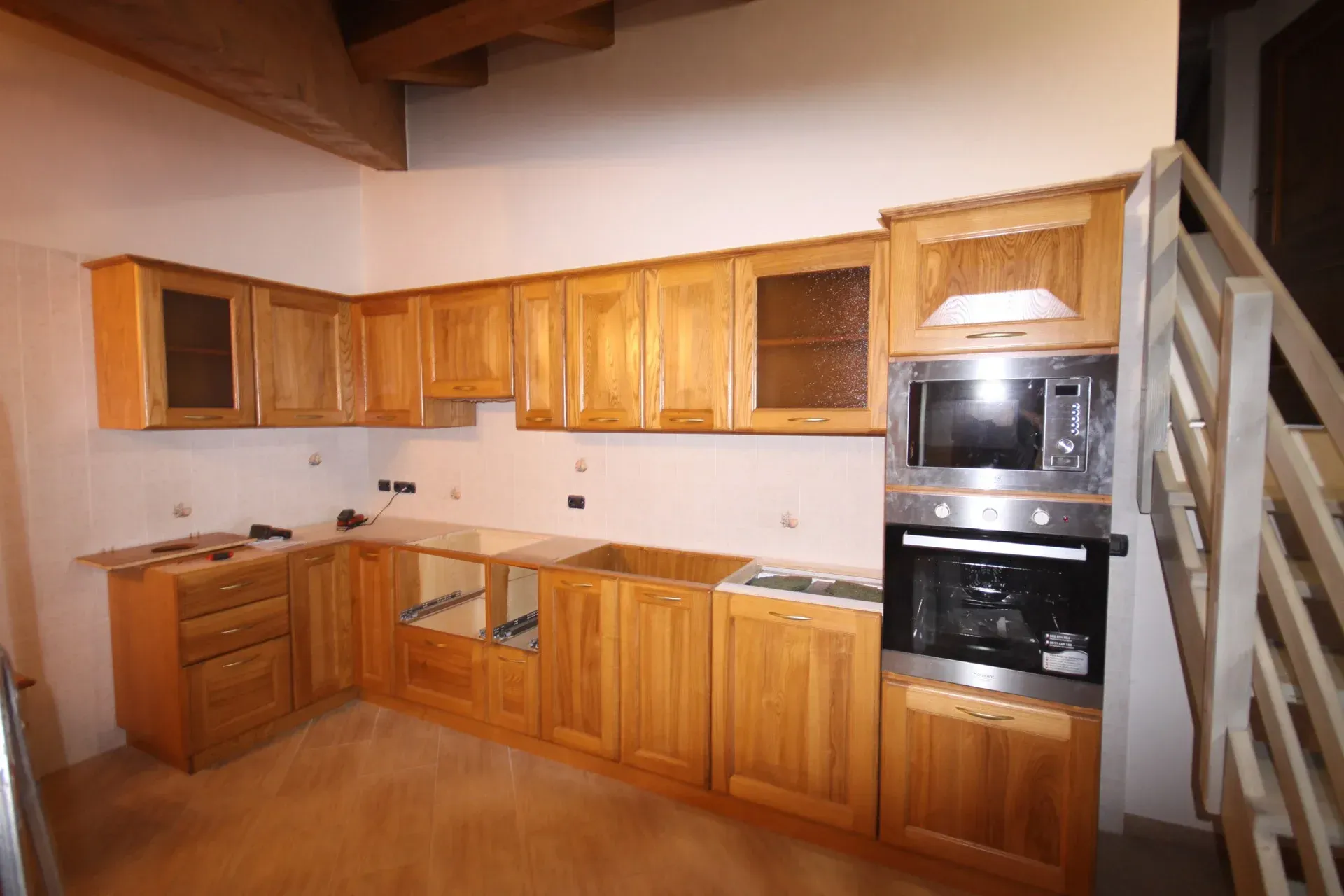 Mobili da cucina in legno, elettrodomestici installati, in costruzione.