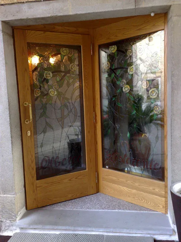 Doppie porte in legno con pannelli in vetro colorato