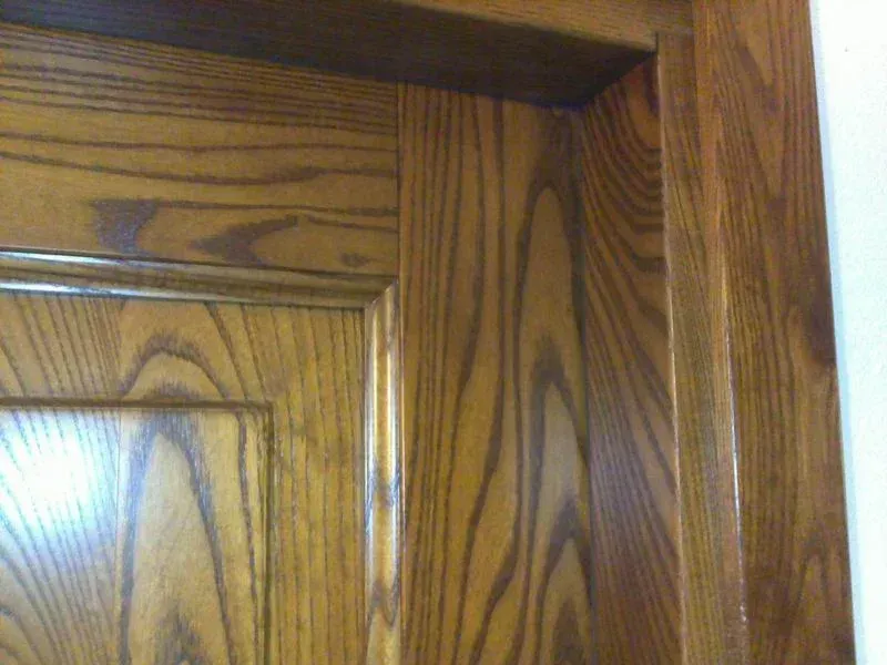 Primo piano di una porta e di un telaio in legno tinto