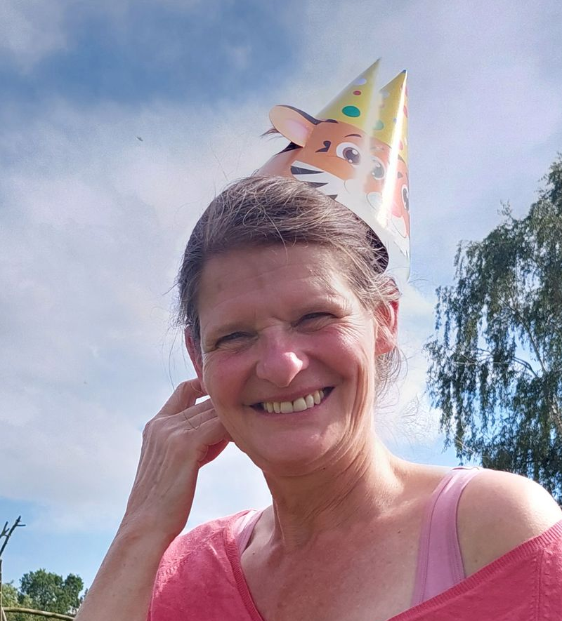 Anouk met een feesthoedje op