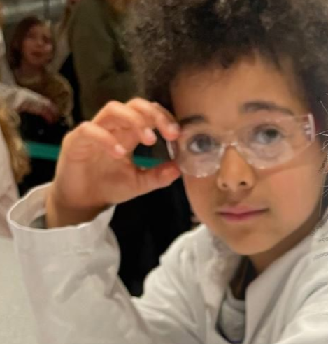 Jongen met veiligheidsbril