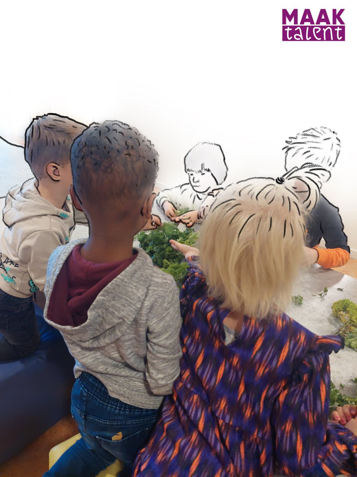 Groep kinderen buiten met docent Jasmijn waarbij ze kijken wat ze gevonden hebben in het buitengebied.