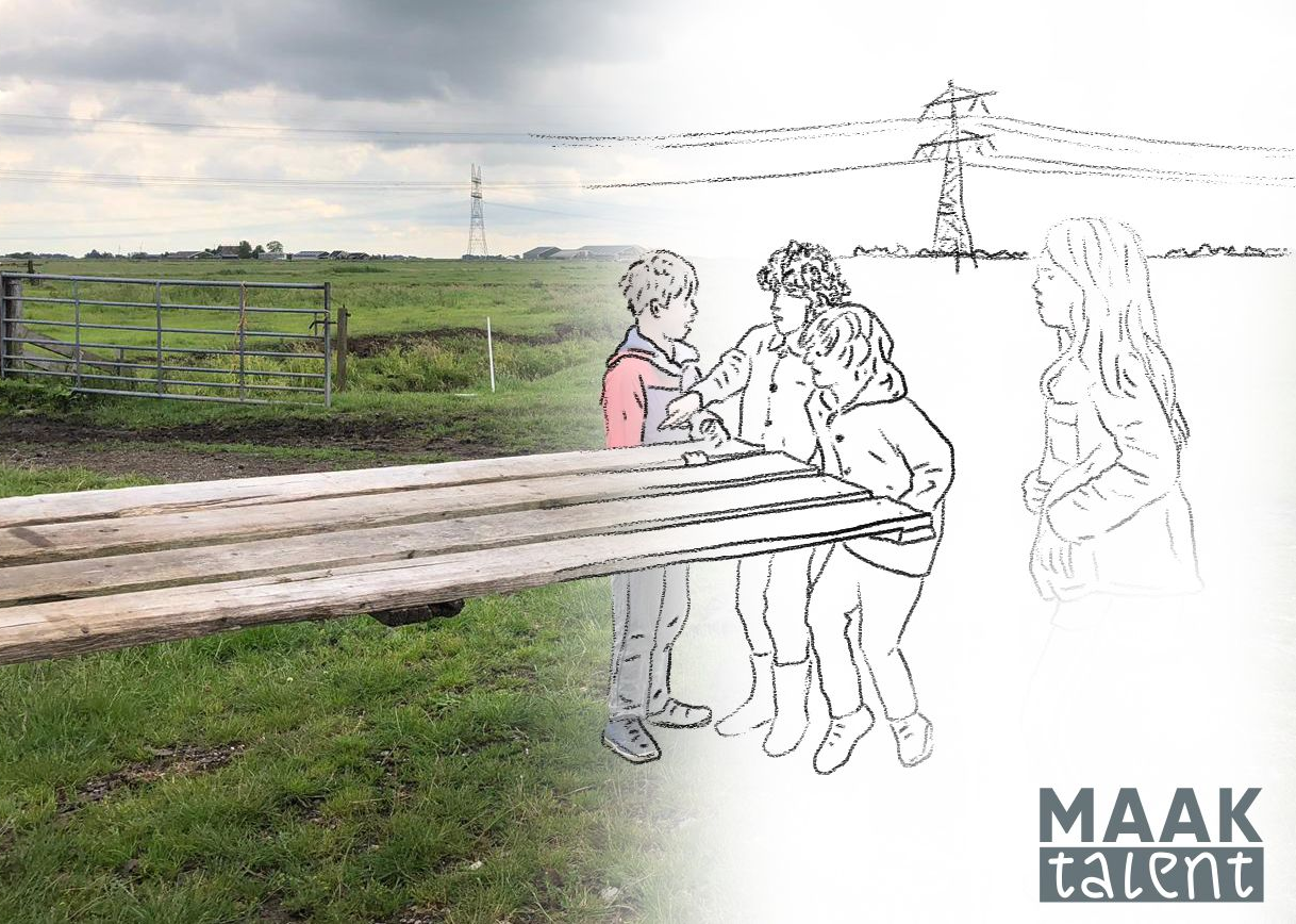 Kinderen tillen een houten getimmerd paneel door het weiland om afscherming te maken voor schapen.