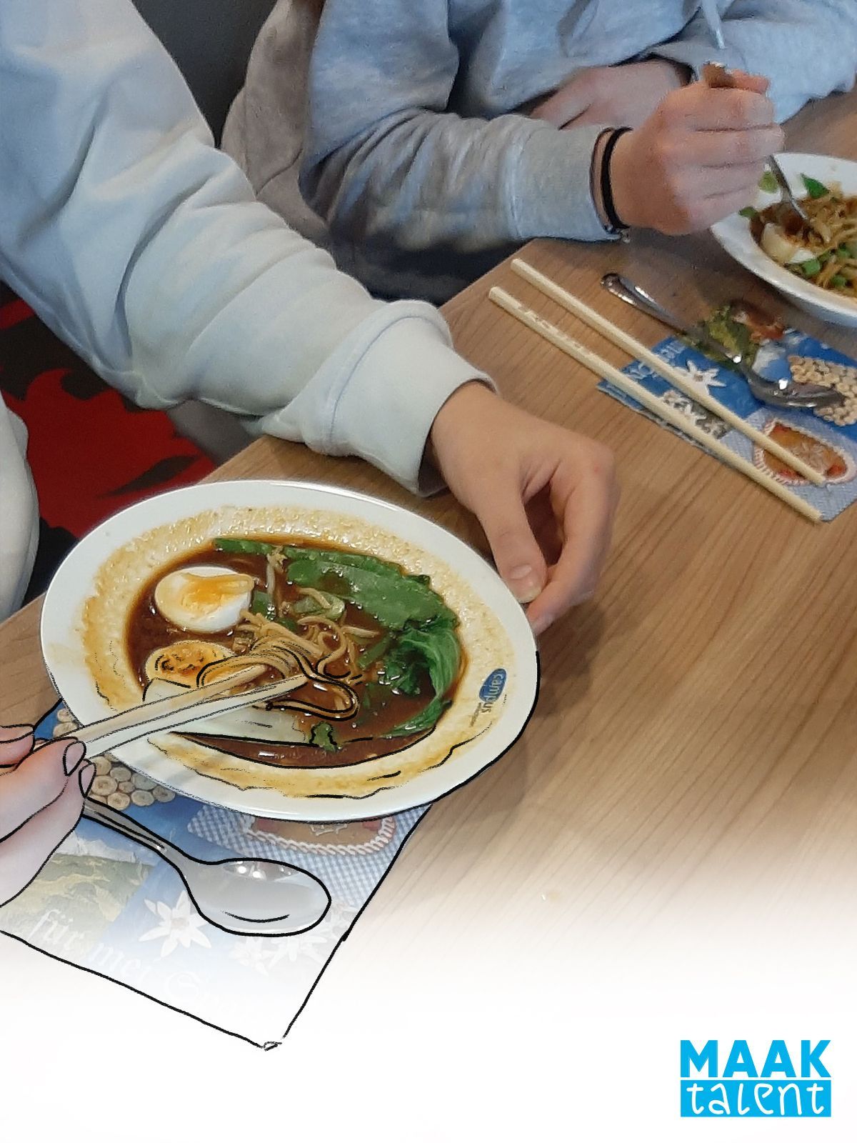 Een jongen die bekijkt de scheermes-schelpen op het strand.