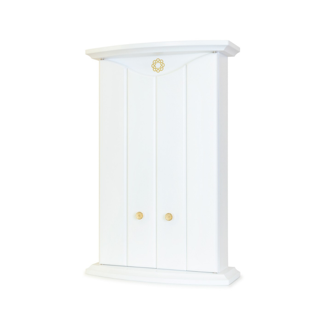 Un mobile bianco con maniglie dorate su sfondo bianco.