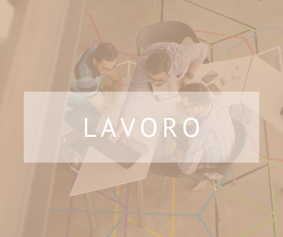 La parola lavoro è scritta in nero su sfondo beige.