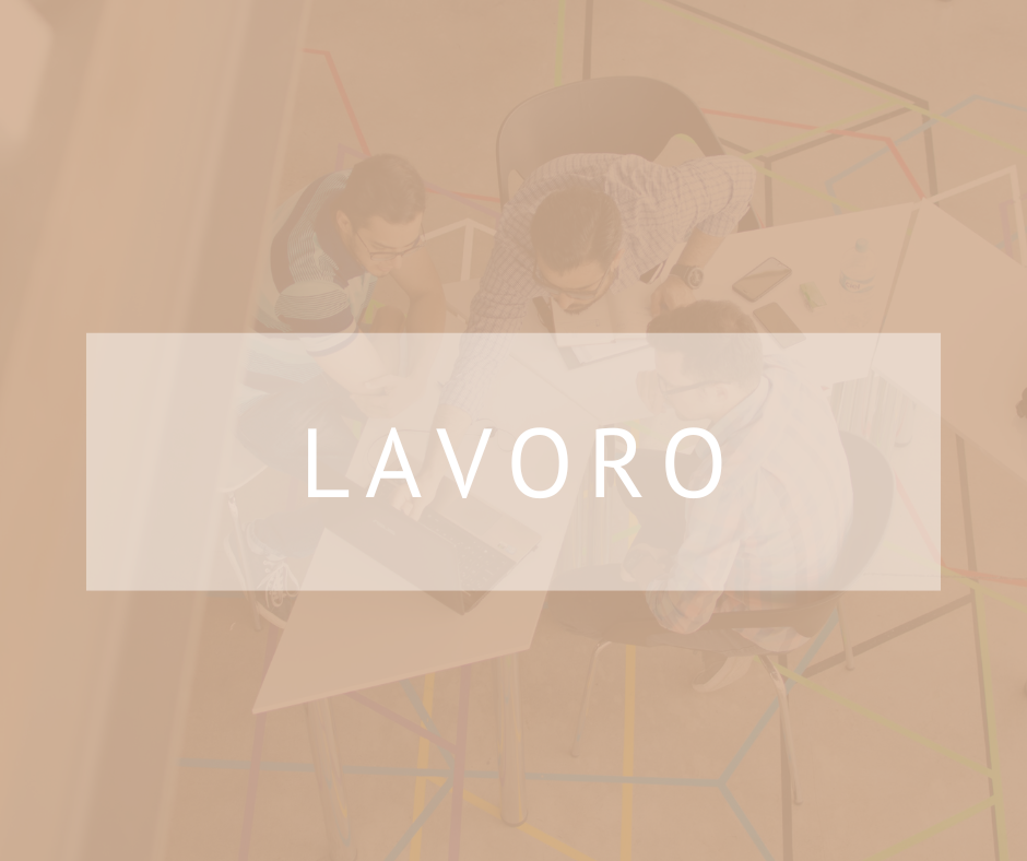 La parola famiglia è scritta in nero su sfondo beige.