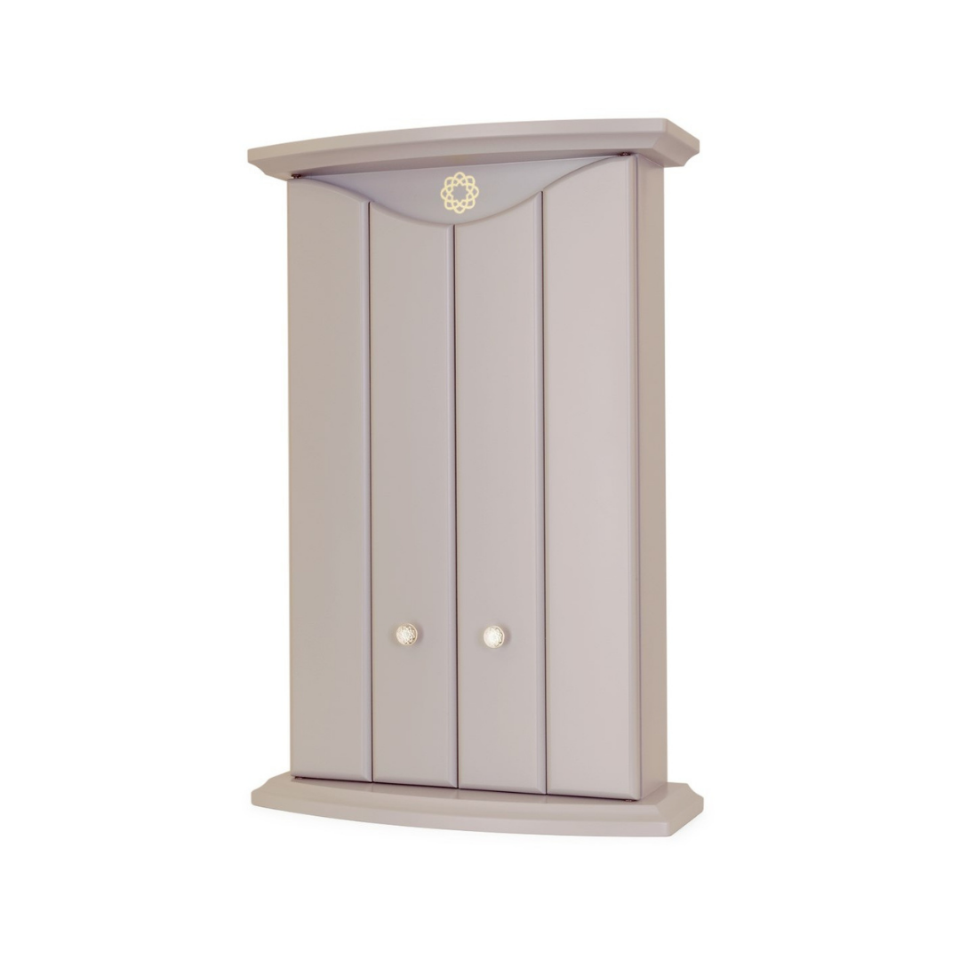 Un mobile bianco con tre ante su uno sfondo bianco.