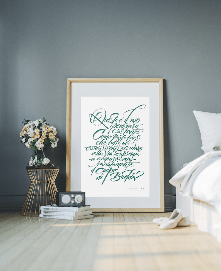 Un quadro incorniciato è appeso alla parete di una camera da letto, accanto al letto.