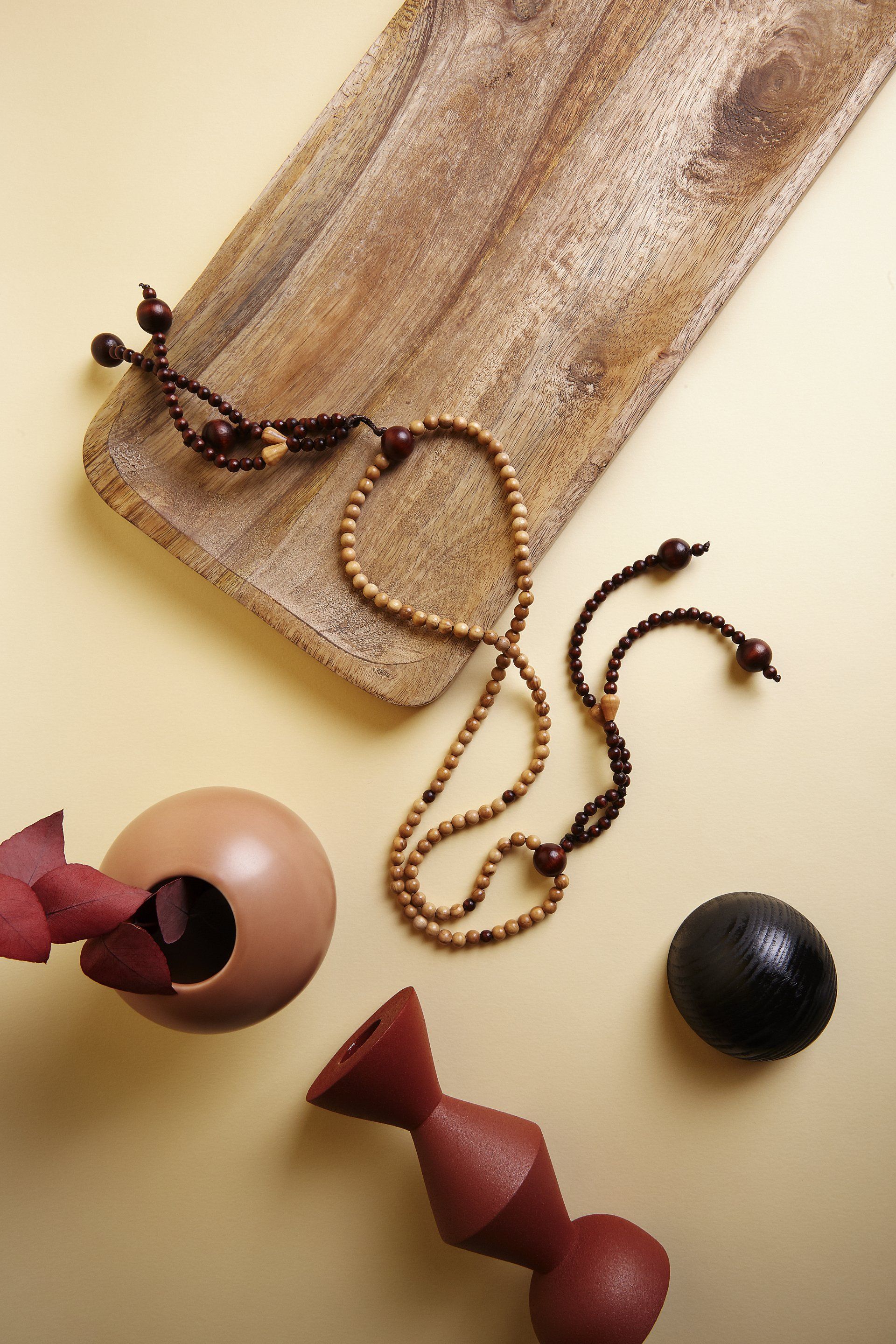 Un vassoio di legno con un juzu e dei vasi sopra