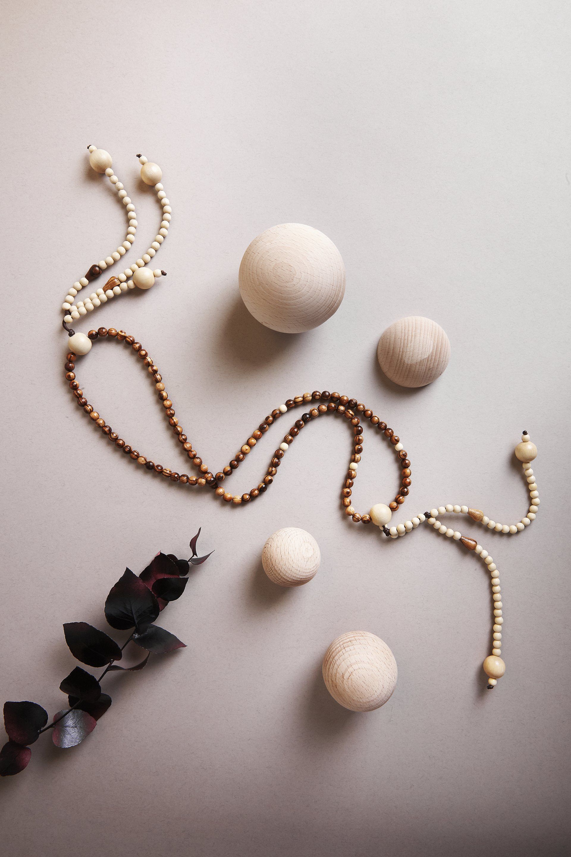 Un juzu è appoggiato su un tavolo accanto ad alcune rocce e foglie.