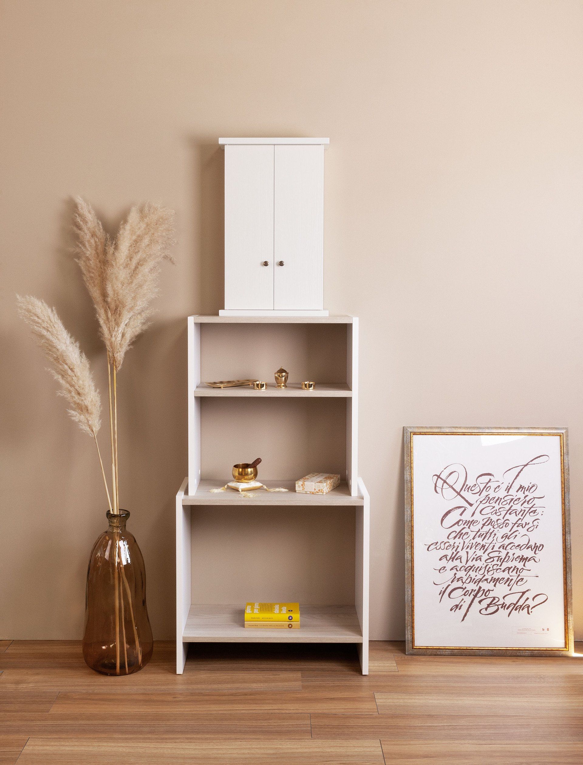 Una stanza con uno scaffale e un quadro sul muro.