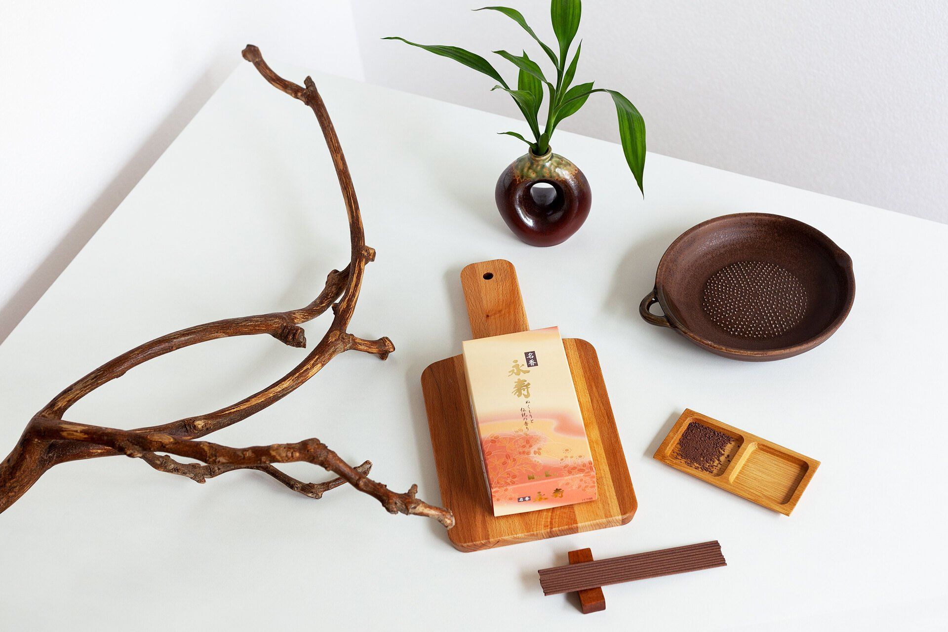 Un tagliere di legno con un pezzo di sapone sopra