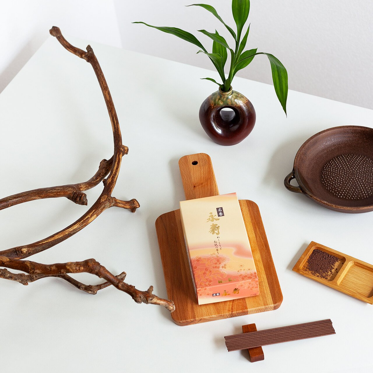 Un tagliere di legno con la lettera b sopra