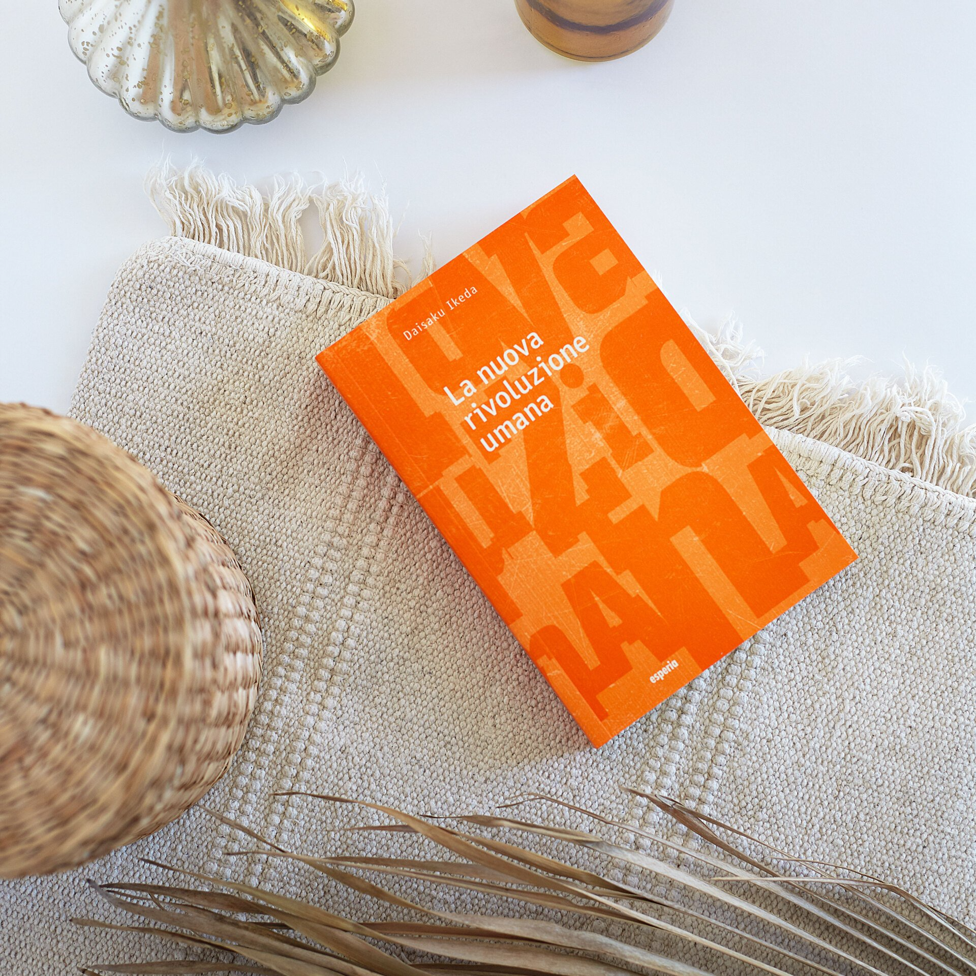 An orange book titled la nuova rivoluzione urbana