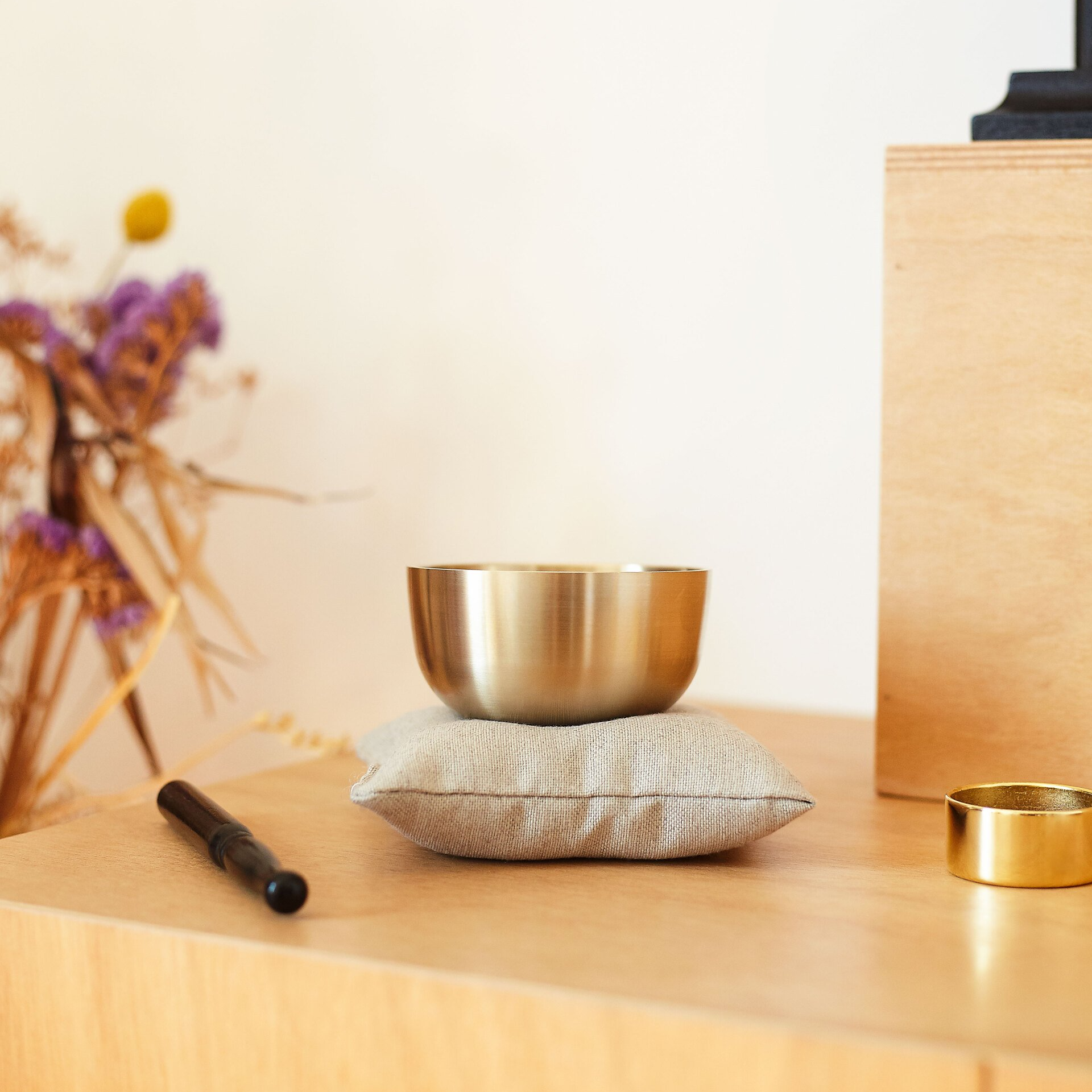 Un tavolo di legno con una campana e un batacchio