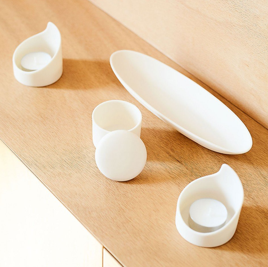 Una mensola di legno con un brucia incenso e porta tealight