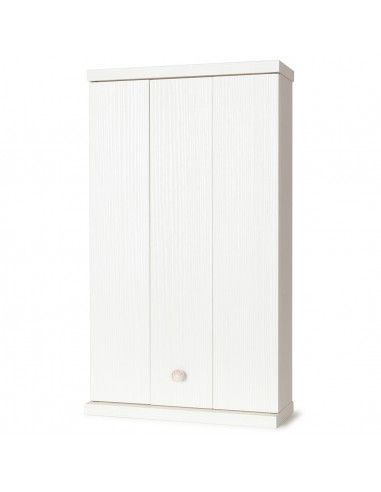 Un armadio bianco con tre ante e un cassetto su sfondo bianco.