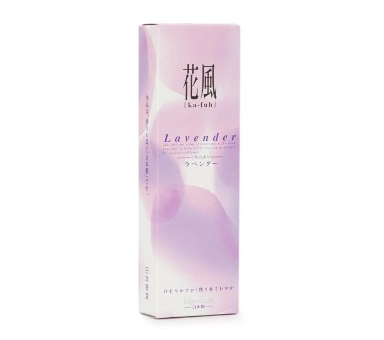 Una scatola viola di bastoncini di incenso alla lavanda su uno sfondo bianco.