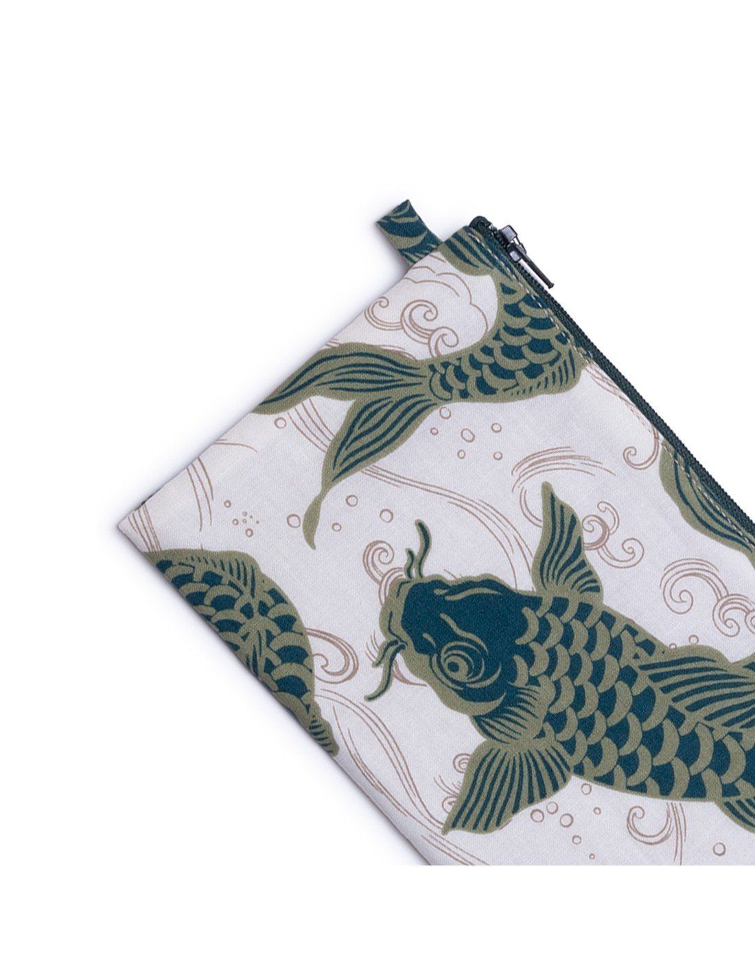 Un panno bianco con sopra un pesce verde