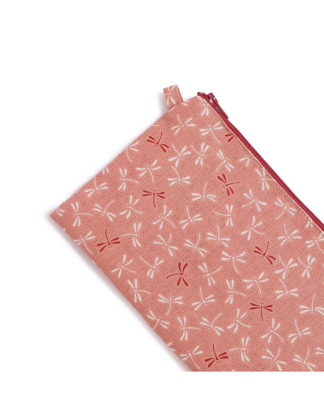 Primo piano di una borsa rosa con cerniera su sfondo bianco.